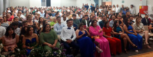 Salón de actos lleno de alumnos