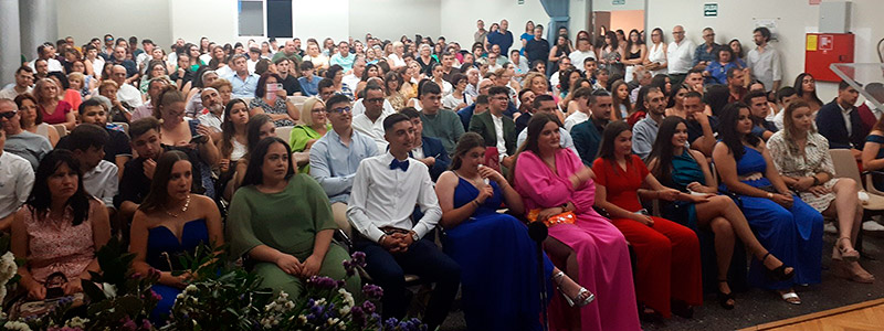 Salón de actos lleno de alumnos