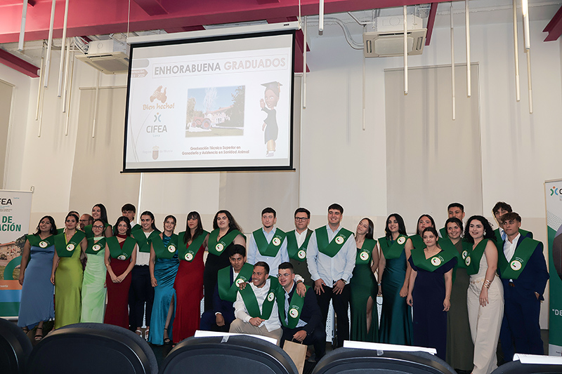 Fotografía de grupo de graduados del CIFEA Lorca